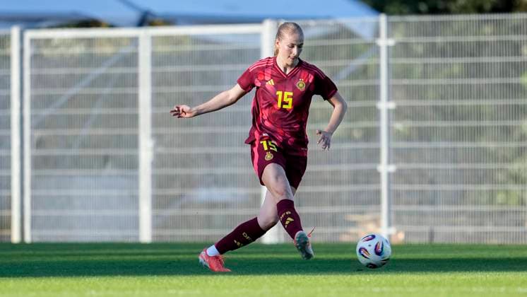 Camilla Küver (Deutschland, 15), am Ball, Freisteller, Ganzkörper, Einzelbild, Einzelfoto, Aktion, Action, 30.05.2025, Großaspach (Deutschland), Fussball, Länderspiel, U23-Frauen, Deutschland - USA, DFB DFL REGULATIONS PROHIBIT ANY USE OF PHOTOGRAPHS AS IMAGE SEQUENCES AND OR QUASI-VIDEO.