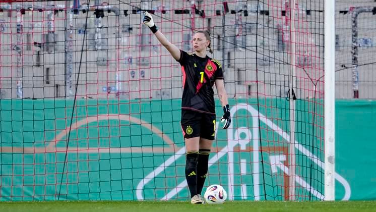 Rafaela Borggräfe (Torhüterin, Torwart, Deutschland, 1), gibt Anweisungen, gestikuliert, mit den Armen gestikulieren, Freisteller, Ganzkörper, Einzelbild, Einzelfoto, Aktion, Action, 30.05.2025, Großaspach (Deutschland), Fussball, Länderspiel, U23-Frauen, Deutschland - USA, DFB DFL REGULATIONS PROHIBIT ANY USE OF PHOTOGRAPHS AS IMAGE SEQUENCES AND OR QUASI-VIDEO.