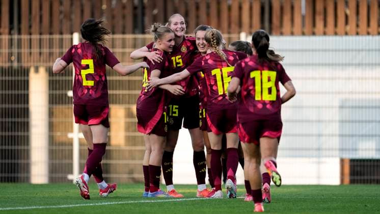 Spielerinnen der deutschen U23-Auswahl, jubeln über das Tor zum 1:1, Jubel, Torjubel, Torerfolg, celebrate the goal, goal, celebration, jubelt ueber das Tor, Freuen, Freude, freut sich, optimistisch, positiv, Spielszene, Highlight, Action, Aktion, 30.05.2025, Großaspach (Deutschland), Fussball, Länderspiel, U23-Frauen, Deutschland - USA, DFB DFL REGULATIONS PROHIBIT ANY USE OF PHOTOGRAPHS AS IMAGE SEQUENCES AND OR QUASI-VIDEO.