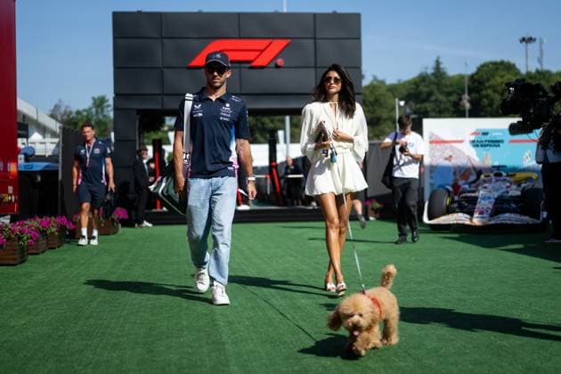 Pierre Gasly (BWT Alpine F1 Team, Frankreich, 10) mit Freundin Francisca Cerqueira Kika Gomes und Hund Simba, ESP, Formel 1 Weltmeisterschaft, Aramco Grand Prix von Spanien, Circuit de Barcelona Catalunya, Freies Training, Saison 2025, 31.05.2025 ESP, Formel 1 Weltmeisterschaft, Aramco Grand Prix von Spanien, Circuit de Barcelona Catalunya, Freies Training, Saison 2025, 31.05.2025 Barcelona Copyright: xEibner-Pressefoto Memmlerx EP_MMR