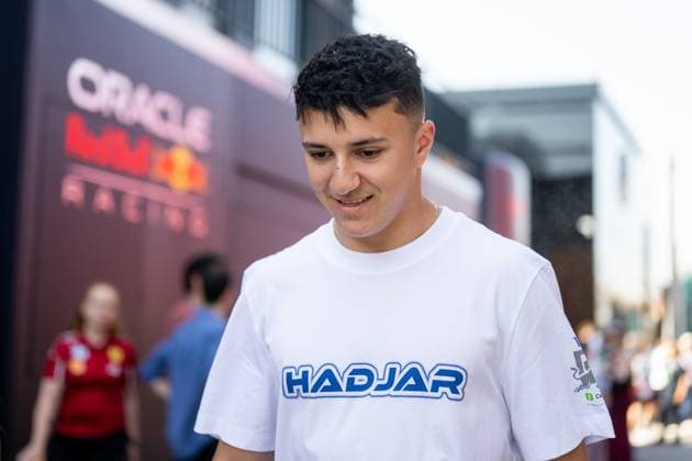 Isack Hadjar (Visa Cash App Racing Bulls F1 Team, Frankreich, 06) vor Red Bull Racing Logo Branding, ESP, Formel 1 Weltmeisterschaft, Aramco Grand Prix von Spanien, Circuit de Barcelona Catalunya, Freies Training, Saison 2025, 31.05.2025 ESP, Formel 1 Weltmeisterschaft, Aramco Grand Prix von Spanien, Circuit de Barcelona Catalunya, Freies Training, Saison 2025, 31.05.2025 Barcelona Copyright: xEibner-Pressefoto Memmlerx EP_MMR