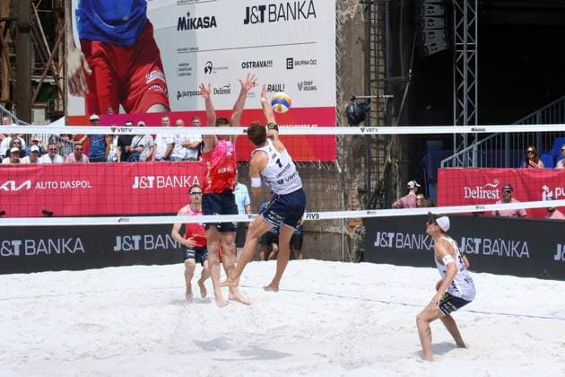 Beach Pro Tour Ostrava, 31.05.2025 Beach Pro Tour Ostrava, Beach-Volleyball, Elite16, Ostrava, 31.05.2025 Bild: Sagstetter, Jonas (GER, 1, im Angriff) und Sagstetter, Benedikt (GER, 2) gegen Perusic, Ondrej (CZE, 1) und Schweiner, David (CZE, 2, im Block) Copyright: xBEAUTIFULxSPORTS NilsxKoepkex