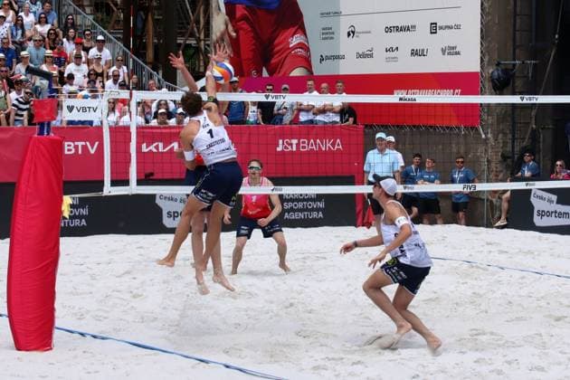 Beach Pro Tour Ostrava, 31.05.2025 Beach Pro Tour Ostrava, Beach-Volleyball, Elite16, Ostrava, 31.05.2025 Bild: Sagstetter, Jonas (GER, 1, im Angriff) und Sagstetter, Benedikt (GER, 2) gegen Perusic, Ondrej (CZE, 1) und Schweiner, David (CZE, 2, im Block) Copyright: xBEAUTIFULxSPORTS NilsxKoepkex