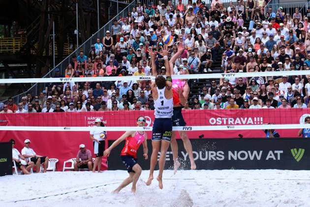 Beach Pro Tour Ostrava, 31.05.2025 Beach Pro Tour Ostrava, Beach-Volleyball, Elite16, Ostrava, 31.05.2025 Bild: Sagstetter, Jonas (GER, 1, im Block) gegen Perusic, Ondrej (CZE, 1) und Schweiner, David (CZE, 2, im Angriff) Copyright: xBEAUTIFULxSPORTS NilsxKoepkex