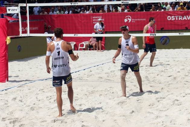 Beach Pro Tour Ostrava, 31.05.2025 Beach Pro Tour Ostrava, Beach-Volleyball, Elite16, Ostrava, 31.05.2025 Bild: Sagstetter, Jonas (GER, 1) und Sagstetter, Benedikt (GER, 2), Freude nach einem Punkt Copyright: xBEAUTIFULxSPORTS NilsxKoepkex