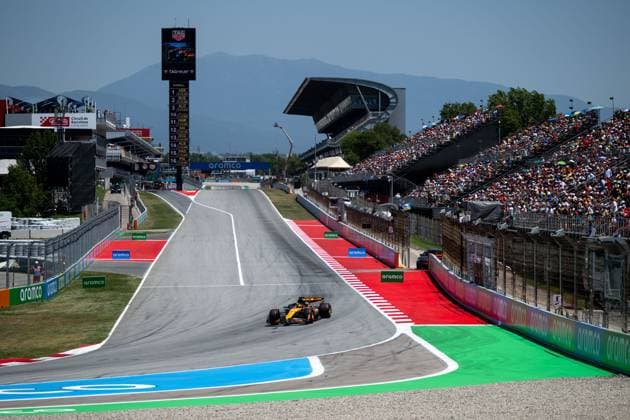 Oscar Piastri (McLaren Formula 1 Team, Australien, 81) im MCL39 auf der Start-Ziel Geraden, dahinter Fans Zuschauer auf der Tribuene, ESP, Formel 1 Weltmeisterschaft, Aramco Grand Prix von Spanien, Circuit de Barcelona Catalunya, Freies Training, Saison 2025, 31.05.2025 ESP, Formel 1 Weltmeisterschaft, Aramco Grand Prix von Spanien, Circuit de Barcelona Catalunya, Freies Training, Saison 2025, 31.05.2025 Barcelona Copyright: xEibner-Pressefoto Memmlerx EP_MMR