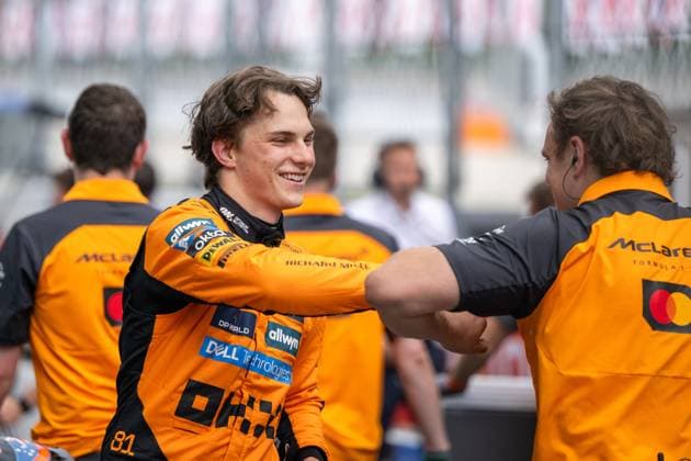 Oscar Piastri (McLaren Formula 1 Team, Australien, 81) jubelt mit Team im Parc Ferme ueber die Pole Position und Startplatz 1, ESP, Formel 1 Weltmeisterschaft, Aramco Grand Prix von Spanien, Circuit de Barcelona Catalunya, Qualifying, Saison 2025, 31.05.2025 ESP, Formel 1 Weltmeisterschaft, Aramco Grand Prix von Spanien, Circuit de Barcelona Catalunya, Qualifying, Saison 2025, 31.05.2025 Barcelona Copyright: xEibner-Pressefoto Memmlerx EP_MMR