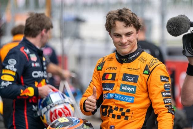 Oscar Piastri (McLaren Formula 1 Team, Australien, 81) jubelt im Parc Ferme ueber die Pole Position und Startplatz 1, ESP, Formel 1 Weltmeisterschaft, Aramco Grand Prix von Spanien, Circuit de Barcelona Catalunya, Qualifying, Saison 2025, 31.05.2025 ESP, Formel 1 Weltmeisterschaft, Aramco Grand Prix von Spanien, Circuit de Barcelona Catalunya, Qualifying, Saison 2025, 31.05.2025 Barcelona Copyright: xEibner-Pressefoto Memmlerx EP_MMR