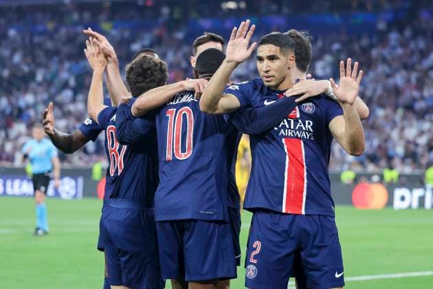 Achraf Hakimi (Paris Saint-Germain) bejubelt seinen Treffer mit den Teamkollegen, UEFA Champions League Final 2025, Paris Saint-Germain and FC Internazionale Milano, Allianz Arena am 31. May 2025 in München, Deutschland. (Foto von Marco Steinbrenner DeFodi Images) Achraf Hakimi (Paris Saint-Germain) celebrates his goal with teammates, UEFA Champions League Final 2025, Paris Saint-Germain and FC Internazionale Milano, Munich Football Arena, May 31, 2025 in Munich, Germany. (Photo by Marco Steinbrenner DeFodi Images)