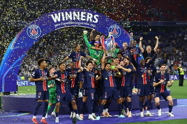 Marquinhos of PSG lift the Champions League trophy Paris Saint-Germain v Inter Milan, UEFA Champions League Final, Football, Allianz Arena, Munich, Germany - 31 May 2025 EDITORIAL USE ONLY No use with unauthorised audio, video, data, fixture lists, club league logos or live services. Online in-match use limited to 120 images, no video emulation. No use in betting, games or single club league player publications. Copyright: xMichaelxZemanek Shutterstockx 15330931dy