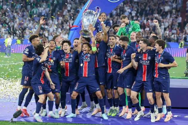Marquinhos (Paris Saint-Germain) haelt den Pokal fuer den Gewinn der UEFA Champions League hoch und jubelt mit seinen Teamkollegen, UEFA Champions League Final 2025, Paris Saint-Germain and FC Internazionale Milano, Allianz Arena am 31. May 2025 in München, Deutschland. (Foto von Marco Steinbrenner DeFodi Images) Marquinhos (Paris Saint-Germain) holds up the trophy for winning the UEFA Champions League and cheers with his teammates, UEFA Champions League Final 2025, Paris Saint-Germain and FC Internazionale Milano, Munich Football Arena, May 31, 2025 in Munich, Germany. (Photo by Marco Steinbrenner DeFodi Images)
