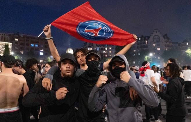 May 31, 2025, Paris, France, FRA: Outside the Parc des Princes, a sea of joy and fireworks: Paris Saint-Germain fans erupt in celebration after their teamâ€⠢s stunning 5-0 triumph over Inter Milan in Munich. With this historic victory, PSG becomes only the second French football clubâ€after Olympique de Marseille in 1993â€to lift the UEFA Champions League trophy. A night of chants, flags, and tears of happiness marked a long-awaited moment for supporters across the capital. However, the festivities were marred by clashes between some groups of fans and the police, with several cars set on fire and tensions flaring in the surrounding streets. Paris FRA - ZUMAl224 0821125922st Copyright: xStefanoxLorussox