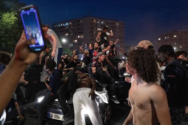 May 31, 2025, Paris, France, FRA: Outside the Parc des Princes, a sea of joy and fireworks: Paris Saint-Germain fans erupt in celebration after their teamâ€⠢s stunning 5-0 triumph over Inter Milan in Munich. With this historic victory, PSG becomes only the second French football clubâ€after Olympique de Marseille in 1993â€to lift the UEFA Champions League trophy. A night of chants, flags, and tears of happiness marked a long-awaited moment for supporters across the capital. However, the festivities were marred by clashes between some groups of fans and the police, with several cars set on fire and tensions flaring in the surrounding streets. Paris FRA - ZUMAl224 0821126395st Copyright: xStefanoxLorussox