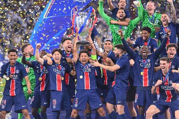 Spieler,Teamfoto,Team,Mannschaft,Mannschaftsfoto MARQUINHOS (PSG) mit Pokal,Cup,Trophaee, Jubel,Freude,Begeisterung, Siegerehrung, Fussball UEFA Champions League Finale Paris Saint-Germain (PSG) - Inter Mailand 5-0, am 31.05.2025 Munich Football Arena,