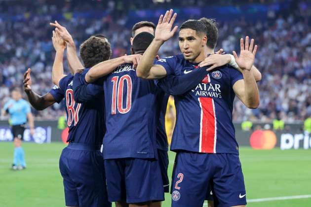 Achraf Hakimi (Paris Saint-Germain) bejubelt seinen Treffer mit den Teamkollegen, UEFA Champions League Final 2025, Paris Saint-Germain and FC Internazionale Milano, Allianz Arena am 31. May 2025 in München, Deutschland. (Foto von Marco Steinbrenner DeFodi Images) Achraf Hakimi (Paris Saint-Germain) celebrates his goal with teammates, UEFA Champions League Final 2025, Paris Saint-Germain and FC Internazionale Milano, Munich Football Arena, May 31, 2025 in Munich, Germany. (Photo by Marco Steinbrenner DeFodi Images)