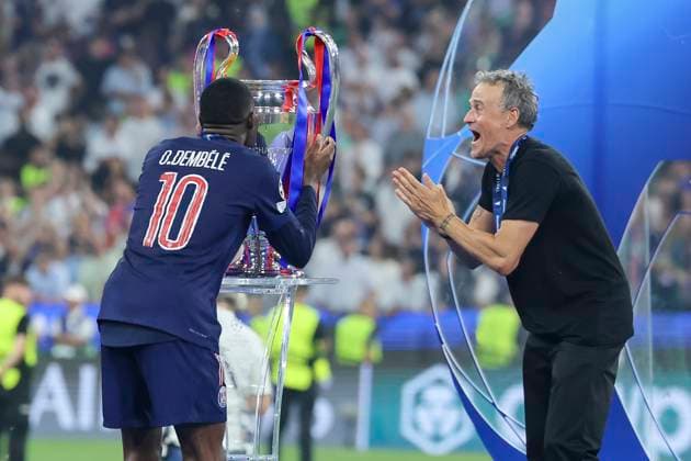 Ousmane Dembele (Paris Saint-Germain) kuesst den Siegerpokal fuer den Gewinn der UEFA Champions League und Trainer Luis Enrique (Paris Saint-Germain) klatscht jubelnd in die Haende, UEFA Champions League Final 2025, Paris Saint-Germain and FC Internazionale Milano, Allianz Arena am 31. May 2025 in München, Deutschland. (Foto von Marco Steinbrenner DeFodi Images) Ousmane Dembele (Paris Saint-Germain) kisses the trophy for winning the UEFA Champions League and coach Luis Enrique (Paris Saint-Germain) claps his hands in jubilation, UEFA Champions League Final 2025, Paris Saint-Germain and FC Internazionale Milano, Munich Football Arena, May 31, 2025 in Munich, Germany. (Photo by Marco Steinbrenner DeFodi Images)