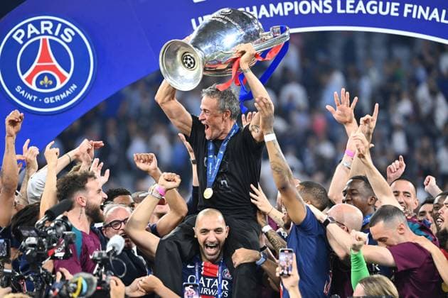 Trainer Luis ENRIQUE (PSG) mit Pokal,Cup,Trophaee, Teamfoto,Team,Mannschaft,Mannschaftsfoto, Siegerehrung, Fussball UEFA Champions League Finale Paris Saint-Germain (PSG) - Inter Mailand 5-0, am 31.05.2025 Munich Football Arena,