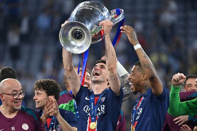 Spieler,Teamfoto,Team,Mannschaft,Mannschaftsfoto Fabian Ruiz (PSG) mit Pokal,Cup,Trophaee, Jubel,Freude,Begeisterung, Siegerehrung, Fussball UEFA Champions League Finale Paris Saint-Germain (PSG) - Inter Mailand 5-0, am 31.05.2025 Munich Football Arena,