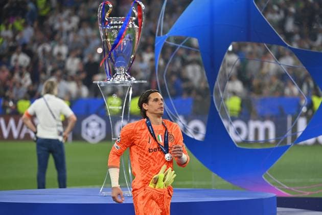 Yann SOMMER (Torwart Mailand) geht am Pokal,Cup,Trophaee vorbei, Enttaeuschung,Frust,enttaeuscht,frustriert, niedergeschlagen, Siegerehrung, Fussball UEFA Champions League Finale Paris Saint-Germain (PSG) - Inter Mailand 5-0, am 31.05.2025 Munich Football Arena,