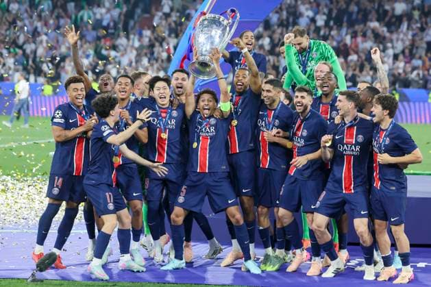 Marquinhos (Paris Saint-Germain) jubelt mit dem Siegerpokal fuer den Gewinn der UEFA Champions League und den Mannschaftskollegen, UEFA Champions League Final 2025, Paris Saint-Germain and FC Internazionale Milano, Allianz Arena am 31. May 2025 in München, Deutschland. (Foto von Marco Steinbrenner DeFodi Images) Marquinhos (Paris Saint-Germain) celebrates with the UEFA Champions League winner s trophy and team-mates, UEFA Champions League Final 2025, Paris Saint-Germain and FC Internazionale Milano, Munich Football Arena, May 31, 2025 in Munich, Germany. (Photo by Marco Steinbrenner DeFodi Images)