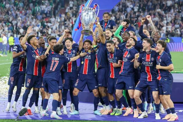 Marquinhos (Paris Saint-Germain) jubelt mit dem Siegerpokal fuer den Gewinn der UEFA Champions League und den Mannschaftskollegen, UEFA Champions League Final 2025, Paris Saint-Germain and FC Internazionale Milano, Allianz Arena am 31. May 2025 in München, Deutschland. (Foto von Marco Steinbrenner DeFodi Images) Marquinhos (Paris Saint-Germain) celebrates with the UEFA Champions League winner s trophy and team-mates, UEFA Champions League Final 2025, Paris Saint-Germain and FC Internazionale Milano, Munich Football Arena, May 31, 2025 in Munich, Germany. (Photo by Marco Steinbrenner DeFodi Images)