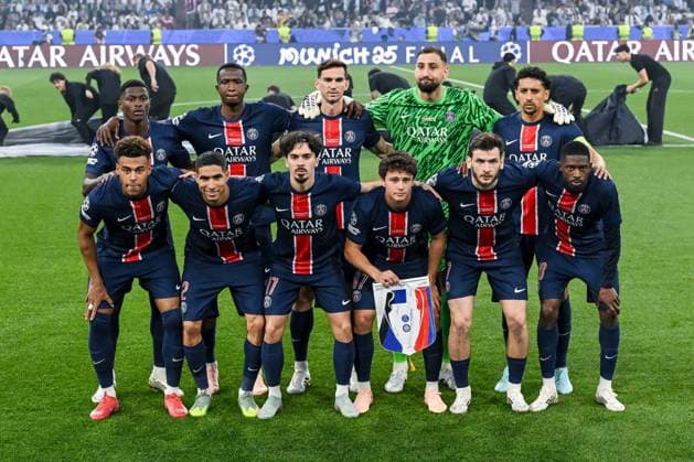 hinten: Nuno Mendes (Paris Saint-Germain), h52 , Fabian Ruiz (Paris Saint-Germain), Torwart Gianluigi Donnarumma (Paris Saint-Germain) und Torwart Gianluigi Donnarumma (Paris Saint-Germain), vorne Desire Doue (Paris Saint-Germain), Achraf Hakimi (Paris Saint-Germain), Vitinha (Paris Saint-Germain), Joao Neves (Paris Saint-Germain), Khvicha Kvaratskhelia (Paris Saint-Germain) und Ousmane Dembele (Paris Saint-Germain) Players are seen during the UEFA Champions League Final 2025 between Paris Saint-Germain and FC Internazionale Milano at Munich Football Arena on May 31, 2025 in Munich, Germany. (Photo by Harry Langer DeFodi Images)
