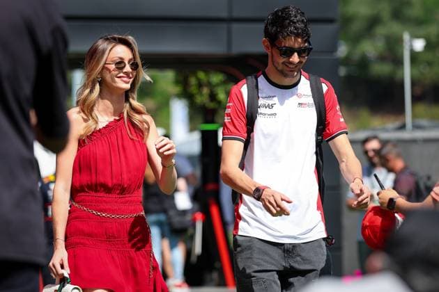 Esteban Ocon of France and Haas F1 team walks in the paddock with his girlfriend, Flavy Barla , Race, F1 Grand Prix of Spain, am 01. June 2025 in Barcelona, Spain. (Foto von Diogo Cardoso DeFodi Images) Esteban Ocon of France and Haas F1 team walks in the paddock with his girlfriend, Flavy Barla , Race, F1 Grand Prix of Spain, Circuit de Barcelona-Catalunya on June 1, 2025 in Barcelona, Spain. (Photo by Diogo Cardoso DeFodi Images)