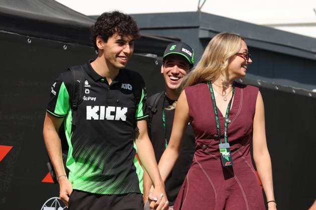 Gabriel Bortoleto (Stake F1 Team Kick Sauber, 05), mit Freundin Isabella Bernardin, Race day, ESP, Formel 1 Weltmeisterschaft, Aramco Grand Prix von Spanien, Circuit de Barcelona Catalunya, Saison 2025, 01.06.2025 ITA, Formel 1 Weltmeisterschaft, Spanish Grand Prix, 01.06.2024 Barcelona Copyright: xEibner-Pressefoto AnnikaxGrafx EP_AGF