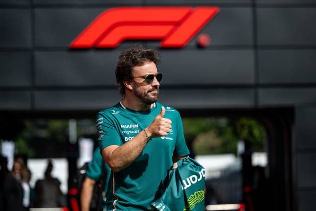 Fernando Alonso (Aston Martin Aramco F1 Team, Spanien, 14) hebt den Daumen, ESP, Formel 1 Weltmeisterschaft, Aramco Grand Prix von Spanien, Circuit de Barcelona Catalunya, Rennen, Saison 2025, 01.06.2025 ESP, Formel 1 Weltmeisterschaft, Aramco Grand Prix von Spanien, Circuit de Barcelona Catalunya, Rennen, Saison 2025, 01.06.2025 Barcelona Copyright: xEibner-Pressefoto Memmlerx EP_MMR