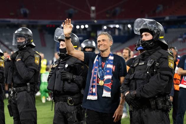 Luis Enrique (Paris Saint-Germain, Trainer, Cheftrainer) zwischen Polizisten. GER, Paris Saint-Germain vs. Inter Mailand, Fussball, Herren, UEFA Champions League Finale Muenchen 2025, Spielzeit 2024 2025, 31.05.2025, GER, Paris Saint-Germain vs. Inter Mailand, Fussball, Herren, UEFA Champions League Finale Muenchen 2025, Spielzeit 2024 2025, 31.05.2025 Muenchen Copyright: xEibner-Pressefoto WolfgangxFrankx EP_WFK