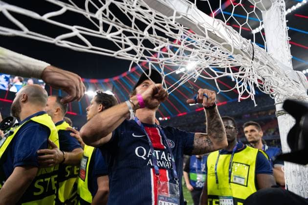 Beschaedigung am Tor das Tornetz wird abgeschnitten. GER, Paris Saint-Germain vs. Inter Mailand, Fussball, Herren, UEFA Champions League Finale Muenchen 2025, Spielzeit 2024 2025, 31.05.2025, GER, Paris Saint-Germain vs. Inter Mailand, Fussball, Herren, UEFA Champions League Finale Muenchen 2025, Spielzeit 2024 2025, 31.05.2025 Muenchen Copyright: xEibner-Pressefoto WolfgangxFrankx EP_WFK