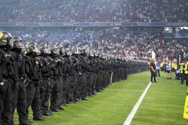 Nach Spielende Polizei auf dem Spielfeld vor den Fans von Paris Saint-Germain GER, Paris Saint-Germain vs. Inter Mailand, Fussball, Herren, UEFA Champions League Finale Muenchen 2025, Spielzeit 2024 2025, 31.05.2025, GER, Paris Saint-Germain vs. Inter Mailand, Fussball, Herren, UEFA Champions League Finale Muenchen 2025, Spielzeit 2024 2025, 31.05.2025 Muenchen Copyright: xEibner-Pressefoto WolfgangxFrankx EP_WFK