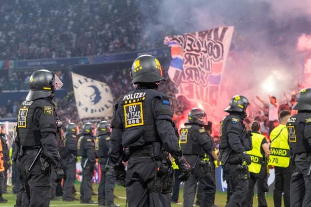 Polizei auf dem Spielfeld vor den Fans Paris Saint-Germain GER, Paris Saint-Germain vs. Inter Mailand, Fussball, Herren, UEFA Champions League Finale Muenchen 2025, Spielzeit 2024 2025, 31.05.2025, GER, Paris Saint-Germain vs. Inter Mailand, Fussball, Herren, UEFA Champions League Finale Muenchen 2025, Spielzeit 2024 2025, 31.05.2025 Muenchen Copyright: xEibner-Pressefoto WolfgangxFrankx EP_WFK