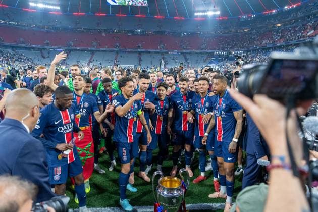 Die Mannschaft feiert mit der UEFA-Champions-League-Trophaee nach dem Sieg. bei der Fankurve GER, Paris Saint-Germain vs. Inter Mailand, Fussball, Herren, UEFA Champions League Finale Muenchen 2025, Spielzeit 2024 2025, 31.05.2025, GER, Paris Saint-Germain vs. Inter Mailand, Fussball, Herren, UEFA Champions League Finale Muenchen 2025, Spielzeit 2024 2025, 31.05.2025 Muenchen Copyright: xEibner-Pressefoto WolfgangxFrankx EP_WFK