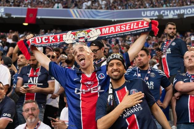 Paris Saint-Germain Fans mit Fuck! Marseille Fanschal. GER, Paris Saint-Germain vs. Inter Mailand, Fussball, Herren, UEFA Champions League Finale Muenchen 2025, Spielzeit 2024 2025, 31.05.2025, GER, Paris Saint-Germain vs. Inter Mailand, Fussball, Herren, UEFA Champions League Finale Muenchen 2025, Spielzeit 2024 2025, 31.05.2025 Muenchen Copyright: xEibner-Pressefoto WolfgangxFrankx EP_WFK