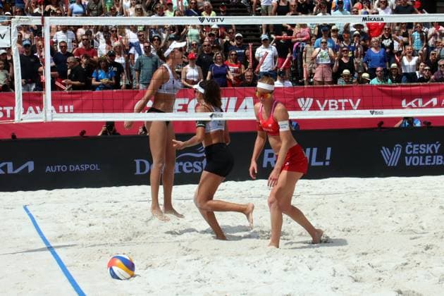 Beach Pro Tour Ostrava, 01.06.2025 Beach Pro Tour Ostrava, Beach-Volleyball, Elite16, Ostrava, 01.06.2025 Bild: Jubel nach Matchball von Vergé-Dépré, Anouk (SUI, 1) mit Vergé-Dépré, Zoé (SUI, 2), vorne enttäuschte Dorina, Klinger (AUT, 1), Spiel um Bronze Copyright: xBEAUTIFULxSPORTS NilsxKoepkex