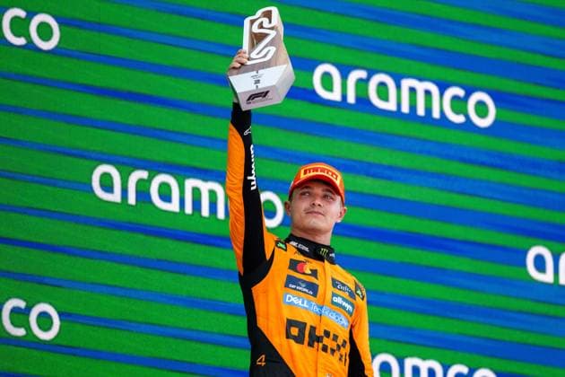 Lando Norris (McLaren Formula 1 Team, Großbritannien, 04) jubelt auf dem Podium bei der Siegerehrung ueber Platz 2, ESP, Formel 1 Weltmeisterschaft, Aramco Grand Prix von Spanien, Circuit de Barcelona Catalunya, Rennen, Saison 2025, 01.06.2025 ESP, Formel 1 Weltmeisterschaft, Aramco Grand Prix von Spanien, Circuit de Barcelona Catalunya, Rennen, Saison 2025, 01.06.2025 Barcelona Copyright: xEibner-Pressefoto Memmlerx EP_MMR