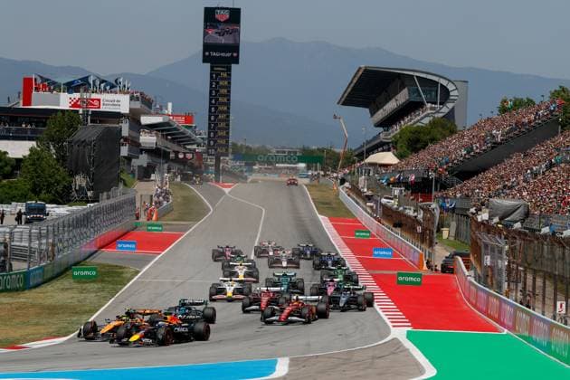Start, 1 Max Verstappen (NLD, Oracle Red Bull Racing), 4 Lando Norris (GBR, McLaren F1 Team), 63 George Russell (GBR, Mercedes-AMG Petronas F1 Team), 44 Lewis Hamilton (GBR, Scuderia Ferrari HP), 16 Charles Leclerc (MCO, Scuderia Ferrari HP), 12 Andrea Kimi Antonelli (ITA, Mercedes-AMG Petronas F1 Team), F1 Grand Prix of Spain at Circuit de Barcelona-Catalunya on June 1, 2025 in Barcelona, Spain. (Photo by HOCH ZWEI) Barcelona Spain