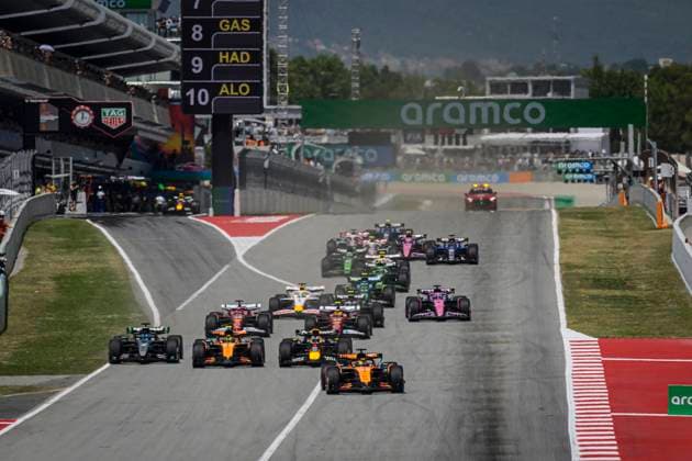 Sport Bilder des Tages Start, 81 Oscar Piastri (AUS, McLaren F1 Team), 63 George Russell (GBR, Mercedes-AMG Petronas F1 Team), 4 Lando Norris (GBR, McLaren F1 Team), 1 Max Verstappen (NLD, Oracle Red Bull Racing), F1 Grand Prix of Spain at Circuit de Barcelona-Catalunya on June 1, 2025 in Barcelona, Spain. (Photo by HOCH ZWEI) Barcelona Spain
