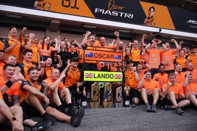 Lando Norris (McLaren Formula 1 Team, 04), Oscar Piastri (McLaren Formula 1 Team, 81), Andrea Stella (Teamchef, McLaren Formula One Team), Mclaren, Post Race Celebrations, Race day, ESP, Formel 1 Weltmeisterschaft, Aramco Grand Prix von Spanien, Circuit de Barcelona Catalunya, Saison 2025, 01.06.2025 ITA, Formel 1 Weltmeisterschaft, Spanish Grand Prix, 01.06.2024 Barcelona Copyright: xEibner-Pressefoto AnnikaxGrafx EP_AGF