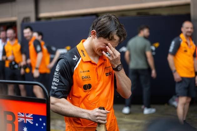 Oscar Piastri (McLaren Formula 1 Team, Australien, 81) jubelt nach dem Rennen ueber den Sieg, hat Champagner in den Augen und feiert mit dem Team in der Boxengasse, ESP, Formel 1 Weltmeisterschaft, Aramco Grand Prix von Spanien, Circuit de Barcelona Catalunya, Rennen, Saison 2025, 01.06.2025 ESP, Formel 1 Weltmeisterschaft, Aramco Grand Prix von Spanien, Circuit de Barcelona Catalunya, Rennen, Saison 2025, 01.06.2025 Barcelona Copyright: xEibner-Pressefoto Memmlerx EP_MMR