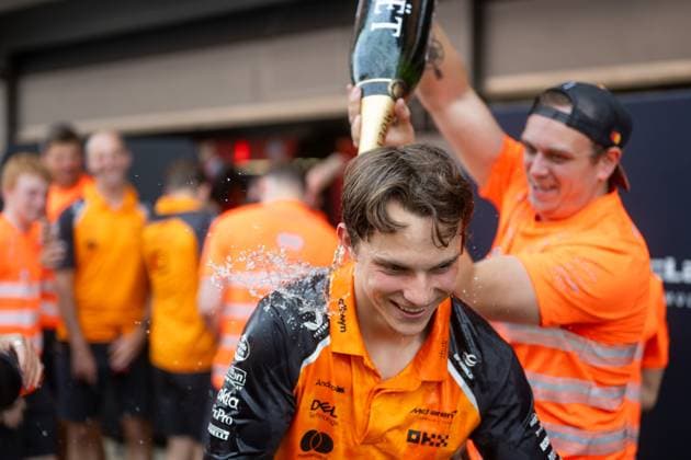 Oscar Piastri (McLaren Formula 1 Team, Australien, 81) jubelt nach dem Rennen ueber den Sieg, wird mit Champagner abgespritzt geduscht und feiert mit dem Team in der Boxengasse, ESP, Formel 1 Weltmeisterschaft, Aramco Grand Prix von Spanien, Circuit de Barcelona Catalunya, Rennen, Saison 2025, 01.06.2025 ESP, Formel 1 Weltmeisterschaft, Aramco Grand Prix von Spanien, Circuit de Barcelona Catalunya, Rennen, Saison 2025, 01.06.2025 Barcelona Copyright: xEibner-Pressefoto Memmlerx EP_MMR