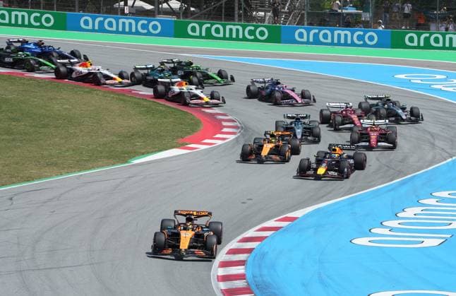 Formel 1 Aramco Grand Prix von Spanien 2025 01.06.2025, Circuit de Catalunya, Barcelona, Formel 1 Aramco Grand Prix von Spanien 2025 , im Bild Rennstart:, Oscar Piastri (AUS), McLaren F1 Team, Max Verstappen (NLD), Oracle Red Bull Racing, Lando Norris (GBR), McLaren F1 Team, George Russell (GBR), Mercedes-AMG Petronas Formula One Team, Charles Leclerc (MCO), Scuderia Ferrari HP