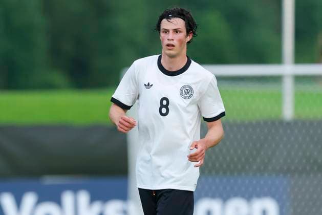 Merlin Roehl (Germany) kontrolliert den Ball, Friendly match, Germany U21, U 21 vs RB Leipzig U19, Spa und GolfResort Weimarer Land am 01. June 2025 in Blankenhain, Deutschland. (Foto von Marco Steinbrenner DeFodi Images) Merlin Roehl (Germany) controls the ball, Friendly match, Germany U21 vs RB Leipzig U19, Spa und GolfResort Weimarer Land, June 1, 2025 in Blankenhain, Germany. (Photo by Marco Steinbrenner DeFodi Images)