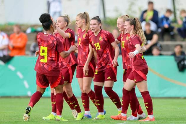 Sophie Weidauer (Germany) bejubelt ihren Treffer mit den Teamkolleginnen, Friendly match, Germany vs USA U23, Kramski-Arena am 02. June 2025 in Pforzheim, Deutschland. (Foto von Marco Steinbrenner DeFodi Images) Sophie Weidauer (Germany) celebrates her goal with teammates, Friendly match, Germany vs USA U23, Kramski-Arena, June 2, 2025 in Pforzheim, Germany. (Photo by Marco Steinbrenner DeFodi Images)