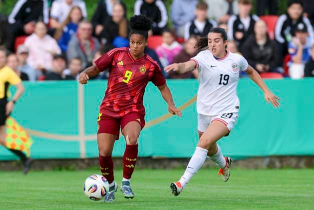 Shekiera Martinez (Germany) und Lauren Flynn (USA) kaempfen um den Ball, Friendly match, Germany vs USA U23, Kramski-Arena am 02. June 2025 in Pforzheim, Deutschland. (Foto von Marco Steinbrenner DeFodi Images) Shekiera Martinez (Germany) und Lauren Flynn (USA) battle for the ball, Friendly match, Germany vs USA U23, Kramski-Arena, June 2, 2025 in Pforzheim, Germany. (Photo by Marco Steinbrenner DeFodi Images)