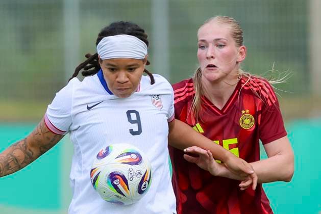 Mia Fishel (USA) und Camilla Kuever (Germany) kaempfen um den Ball, Friendly match, Germany vs USA U23, Kramski-Arena am 02. June 2025 in Pforzheim, Deutschland. (Foto von Marco Steinbrenner DeFodi Images) Mia Fishel (USA) und Camilla Kuever (Germany) battle for the ball, Friendly match, Germany vs USA U23, Kramski-Arena, June 2, 2025 in Pforzheim, Germany. (Photo by Marco Steinbrenner DeFodi Images)