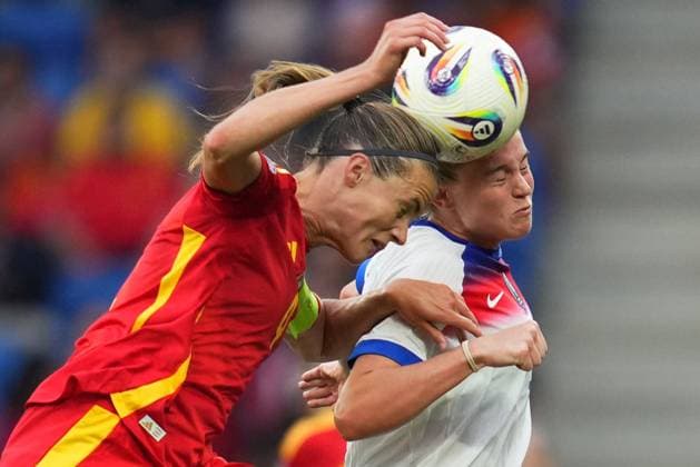 Sport Bilder des Tages Irene Paredes of Spain and Alessia Russo of England Spain Women v England Women, UEFA Women s Nations League - League A - Group 3, Football, RCDE Stadium, Barcelona, Spain - 03 Jun 2025 EDITORIAL USE ONLY No use with unauthorised audio, video, data, fixture lists, club league logos or live services. Online in-match use limited to 120 images, no video emulation. No use in betting, games or single club league player publications. Copyright: xBaguxBlanco Shutterstockx 15338013bo