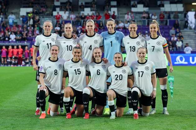 Die Spielerinnen der deutschen Nationalmannschaft stellen sich zum Mannschaftsfoto auf, UEFA Women s Nations League 2024 25 Grp A1 MD6, Austria and Germany, Viola Park am 03. June 2025 in Wien, Oesterreich. (Foto von Marco Steinbrenner DeFodi Images) The German Players pose for a team photo, UEFA Women s Nations League 2024 25 Grp A1 MD6, Austria and Germany, Viola Park, June 3, 2025 in Vienna, Austria. (Photo by Marco Steinbrenner DeFodi Images)