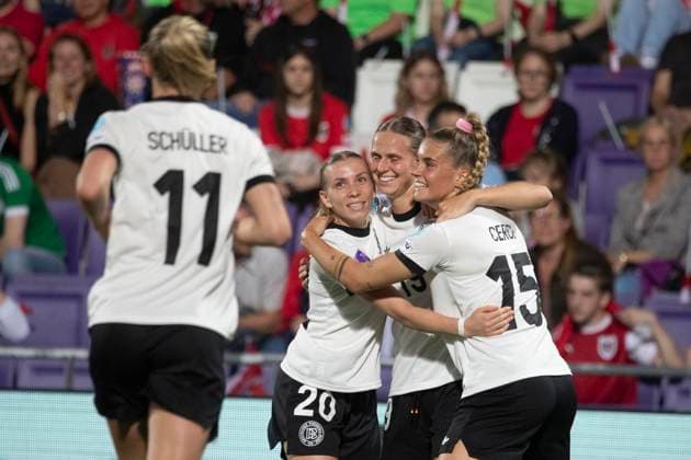 GER, Bremen, Fußballl, Frauenfussball, UEFA Womens Nations League, 6. Spieltag, Oesterreich vs. Deutschland im Bild v.l.: Lea Schueller (GER 11), Elisa Senß (GER 20), Klara Buehl (GER 19), Selina Cerci (GER 15), Torjubel 03.06.2025, Franz-Horr-Stadion Wien UEFA REGULATIONS PROHIBIT ANY USE OF PHOTOGRAPHS AS IMAGE SEQUENCES AND OR QUASI-VIDEO, Copyright: HMBxMedia PaulxFritz